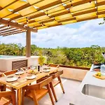 Stylish Jungle Penthouse & Private Rooftop Pool