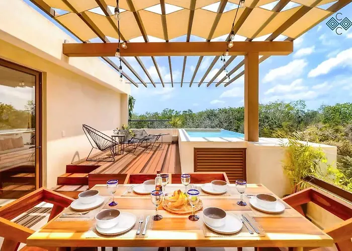 Stylish Jungle Penthouse & Private Rooftop Pool
