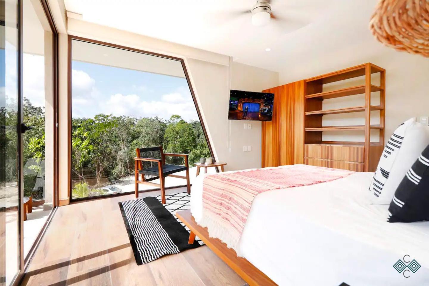 Stylish Jungle Penthouse & Private Rooftop Pool